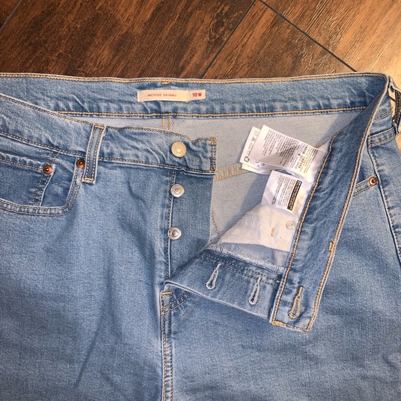 Levi Wedgie Fit Skinny Women’s Jeans Light Blue! - Picture 3 of 5